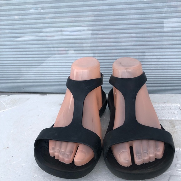 Crocs Women’s Black Rubber Slip On Gladiator Comfort Sandals Size W7 - Picture 4 of 13